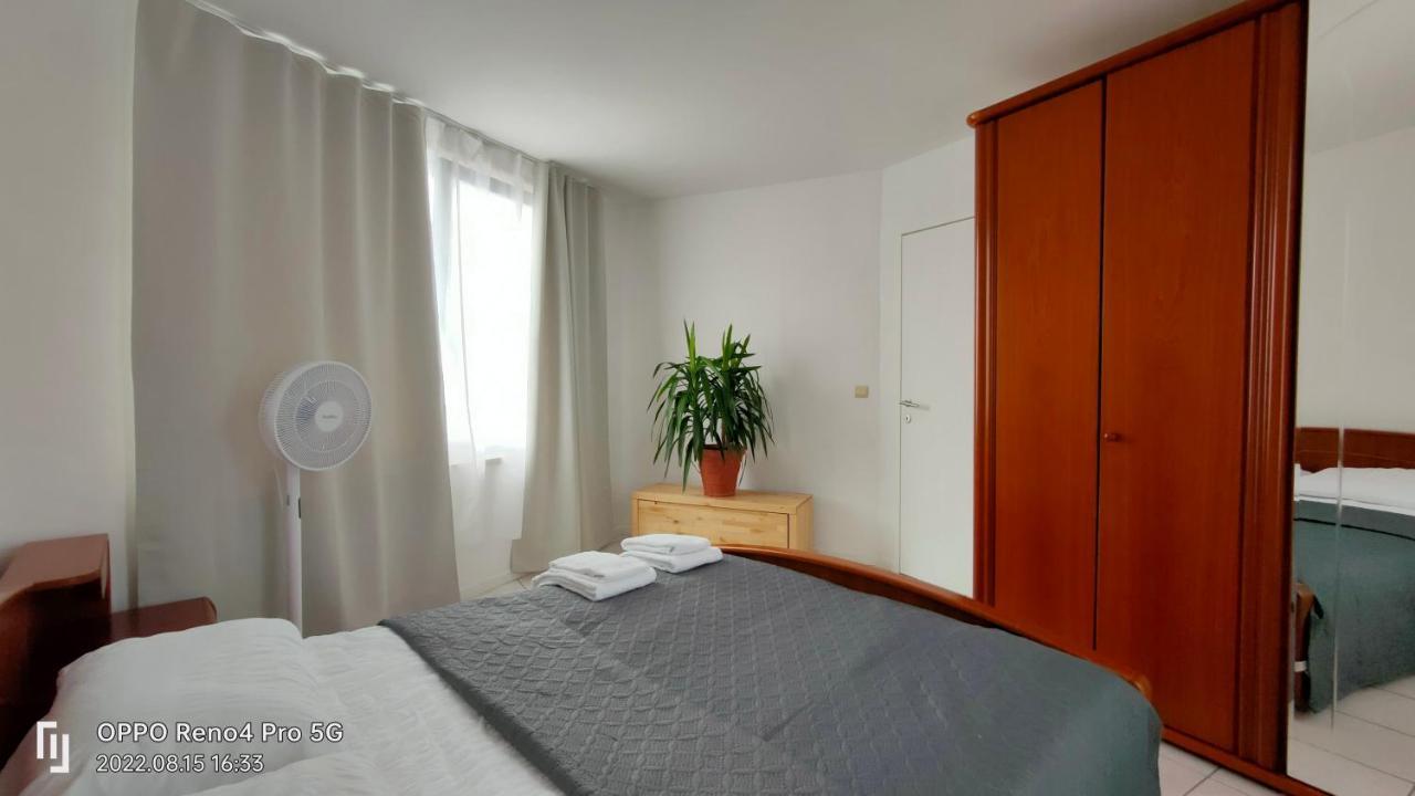 Mooi Slaapkamer! Proper En Compact Place Voor 3 Antwerp Luaran gambar